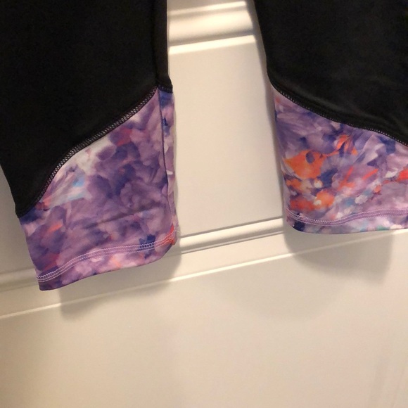 Cropped leggings with print at bottom - Picture 3 of 7